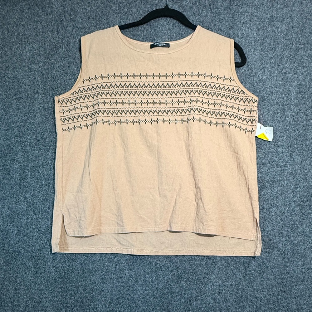 Chic Beige Sleeveless Top with Black Pattern